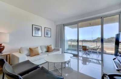 Apartamento de 3 Dormitorios en Venta Primera Línea del Mar, Playa Brava Punta del Este