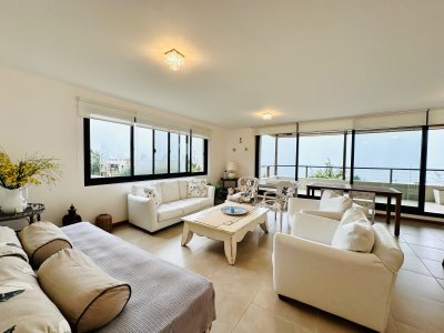 Excelente y amplio departamento duplex en venta de 3 dormitorios mas dependencia con parrillero, Punta Ballena