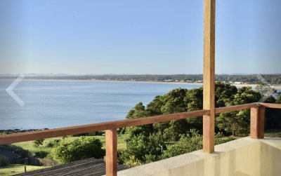 Venta de apartamento dúplex de tres dormitorios mas dependencia de servicio con parrillero propio en Punta Ballena