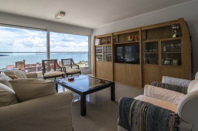 Excelente Apartamento de 2 Dormitorios y Dependencia de Servicio en Playa Mansa