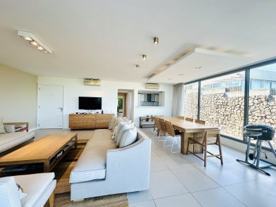 Venta OPORTUNIDAD de exclusivo departamento de tres dormitorios y Parrillero en Punta Ballena