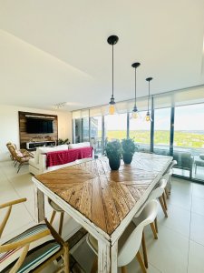 Venta de apartamento de 2 dormitorios y parrillero en la Loma de la Ballena en exlusivo complejo