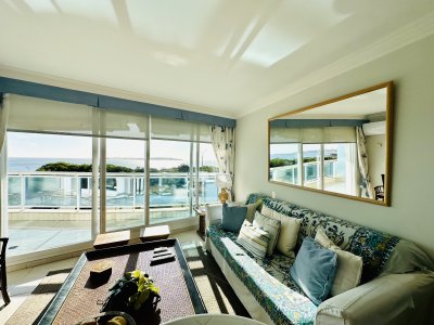 Alquiler temporario de Apartamento de 2 suites sobre Playa Mansa, Primera Línea