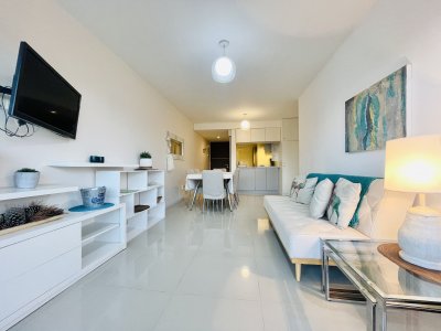 Moderno Apartamento de dos Dormitorios sobre Roosevelt en Venta