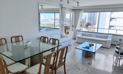 Apartamento de 2 Dormitorios + Dependencia y Vista al Mar en Venta, Playa Mansa