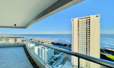 Apartamento de 3 Dormitorios y Dependencia, con Parrillero y Vista al Mar en Playa Brava, Punta del Este