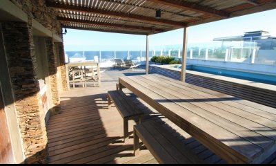 Excelente unidad triplex de cuatro dormitorios en suite y dependencia de servicio con baño en Bikini Beach con pileta y parrillero propio