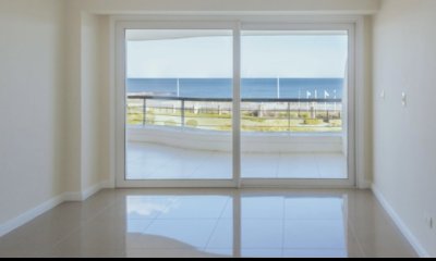 Moderno Apartamento de 2 Dormitorios y Parrillero Frente al Mar