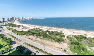 Apartamento de 3 Dormitorios en Frente a Playa Mansa - Punta del Este