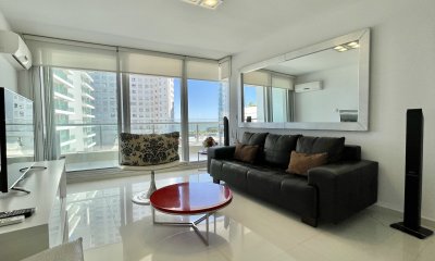 Apartamento de 2 Dormitorios y Servicio a metros del mar, Playa Mansa Punta del Este