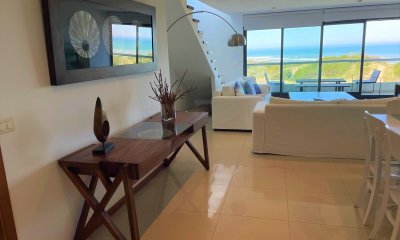 Venta y alquiler temporario de apartamento penthouse de tres dormitorios mas dependencia de servicio, Playa Brava, Punta del Este