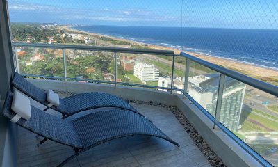 Venta de gran apartamento de 3 dormitorios con parrillero propio en Playa Brava, Punta del Este