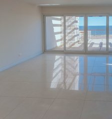 Exclusivo penthouse en venta de dos dormitorios sobre Playa Mansa