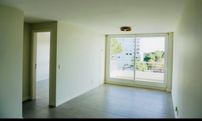 Oportunidad de venta 1 dormitorio con 2 baños a estrenar en torre con servicios, zona Roosevelt