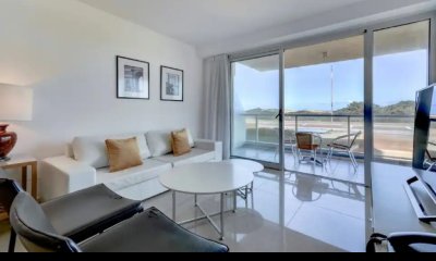 Apartamento de 3 Dormitorios en Venta Primera Línea del Mar, Playa Brava Punta del Este