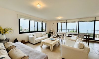Excelente y amplio departamento duplex en venta de 3 dormitorios mas dependencia con parrillero, Punta Ballena