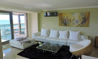 Venta y alquiler de apartamento en playa Brava de tres dormitorios mas dependencia de servicio, Punta del Este