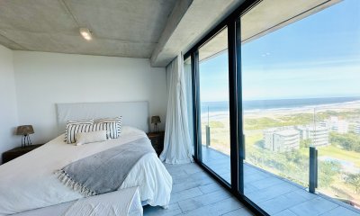 Venta y alquiler de maravilloso apartamento monoambiente  piso alto de Torre Surfside Village, Punta del Este