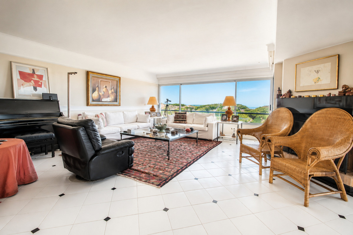 Exclusivo Apartamento Frente al Mar en Playa Brava, 3 Dormitorios y Dependencia