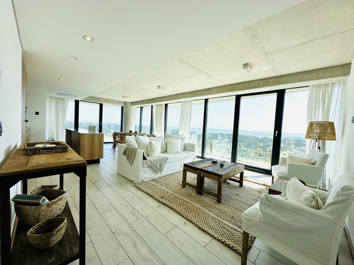 Venta de Apartamento de 1 Dormitorio en suite piso alto de Torre Surfside Village, Punta del Este