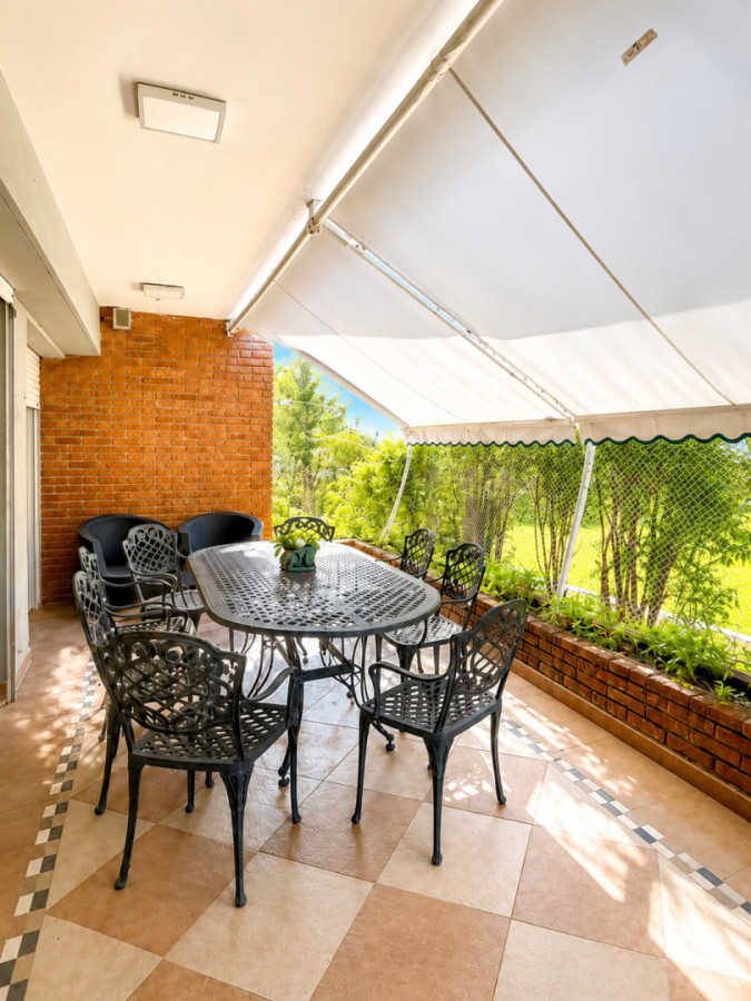 Apartamento en venta playa Mansa de 4 dormitorios y amplia terraza con parrillero propio 