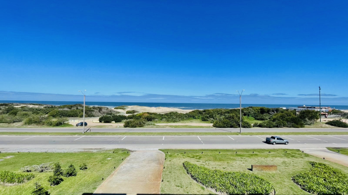 Apartamento de 3 Dormitorios en Primera Línea del Mar, Playa Brava Punta del Este
