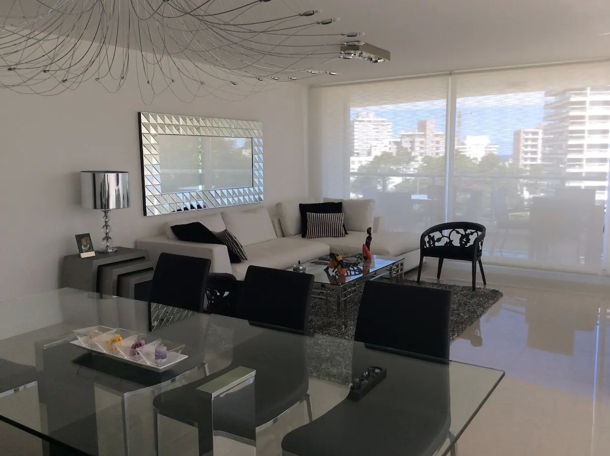 Venta y alquiler de moderno departamento de tres dormitorios más dependencia a pasos de Playa Brava