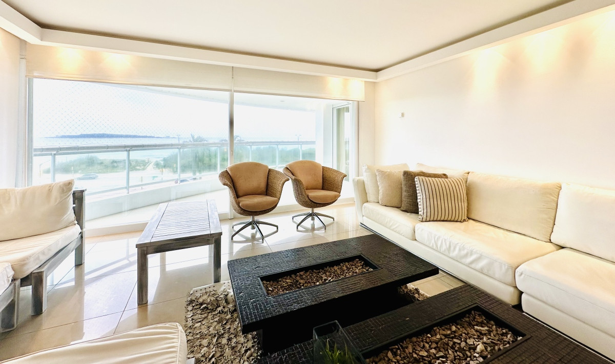 Alquiler temporario de gran apartamento de 4 dormitorios más dependencia en Playa Mansa