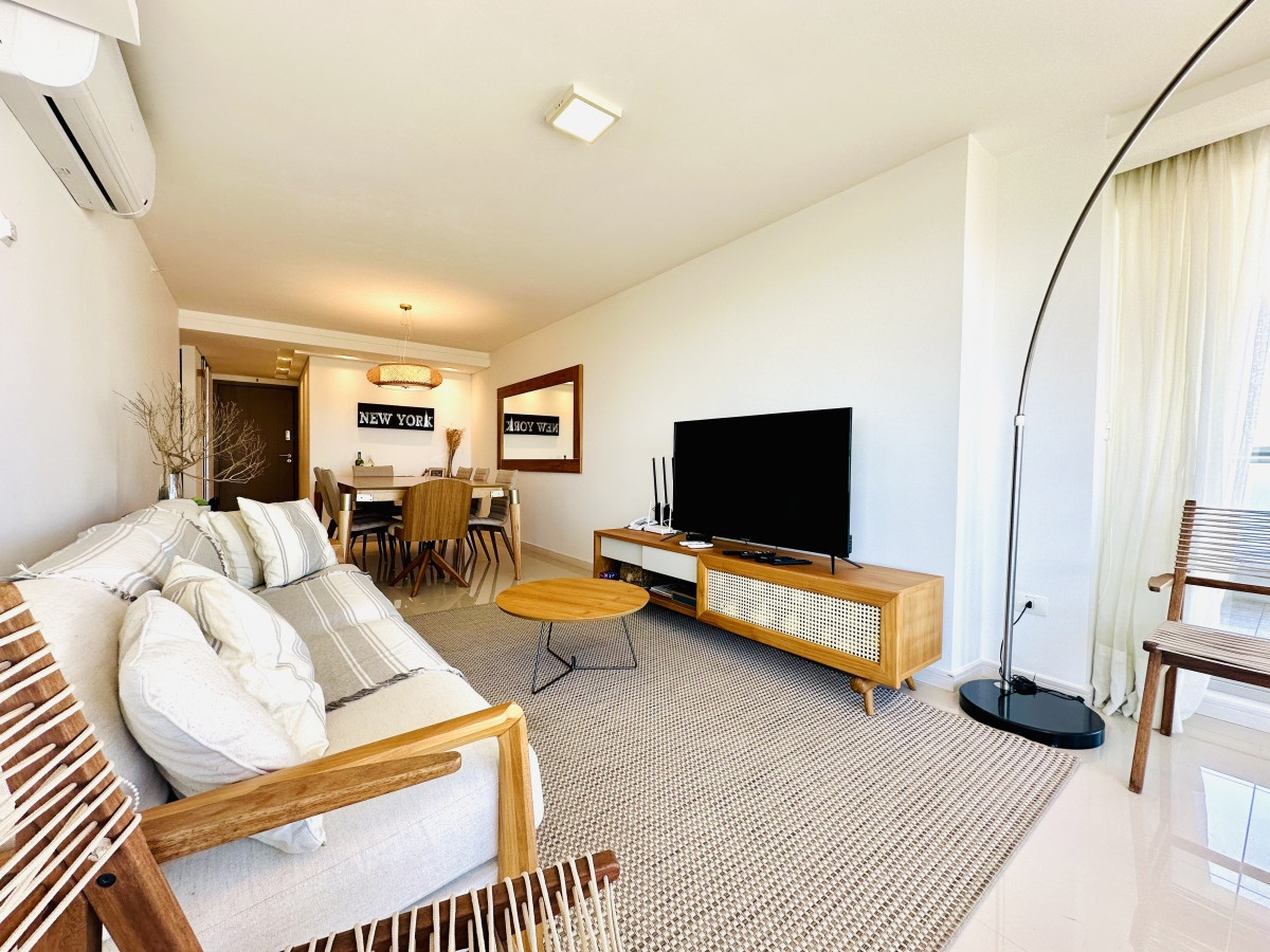 Alquiler de temporada, Apartamento en playa Brava de 2 Dormitorios y Dependencia de servicio