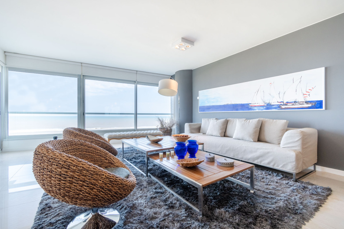 Moderno Apartamento sobre playa Brava en torre Le Parc, cuenta con dos dormitorios más dependencia de servicio. Punta del Este