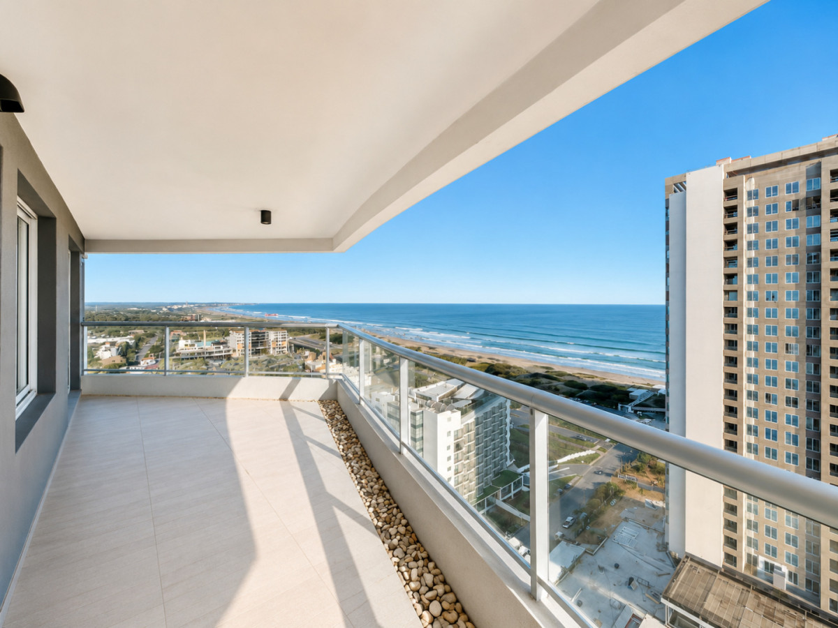 Apartamento de 3 Dormitorios y Dependencia, con Parrillero y Vista al Mar en Playa Brava, Punta del Este 