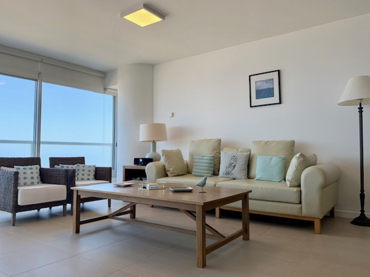 Alquiler temporario de apartamento de dos dormitorios más dependencia de servicio sobre Playa Brava, Punta del Este