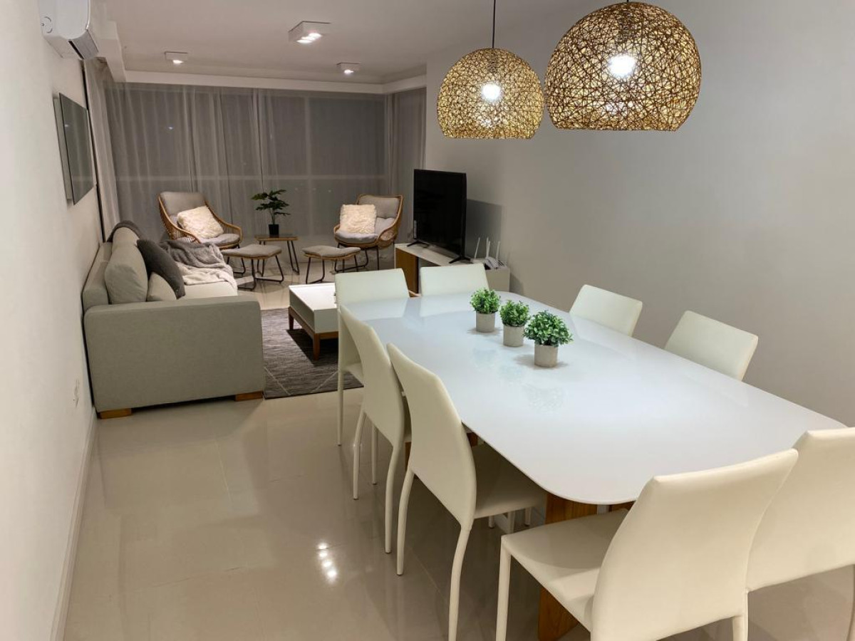 Apartamento piso alto de 2 dormitorios en suite más dependencia de servicio y parrillero, Playa Brava