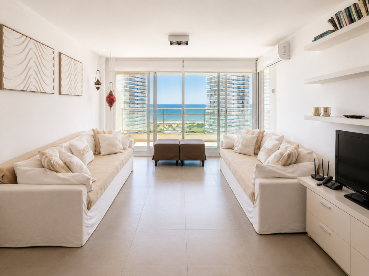 Apartamento de 3 Dormitorios con Vista al Mar, en Playa Brava Punta del Este