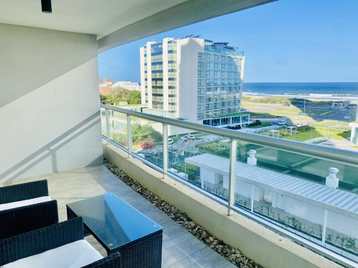 Apartamento de 2 Dormitorios y Parrillero con Vista al Mar en Playa Brava, Look Tower