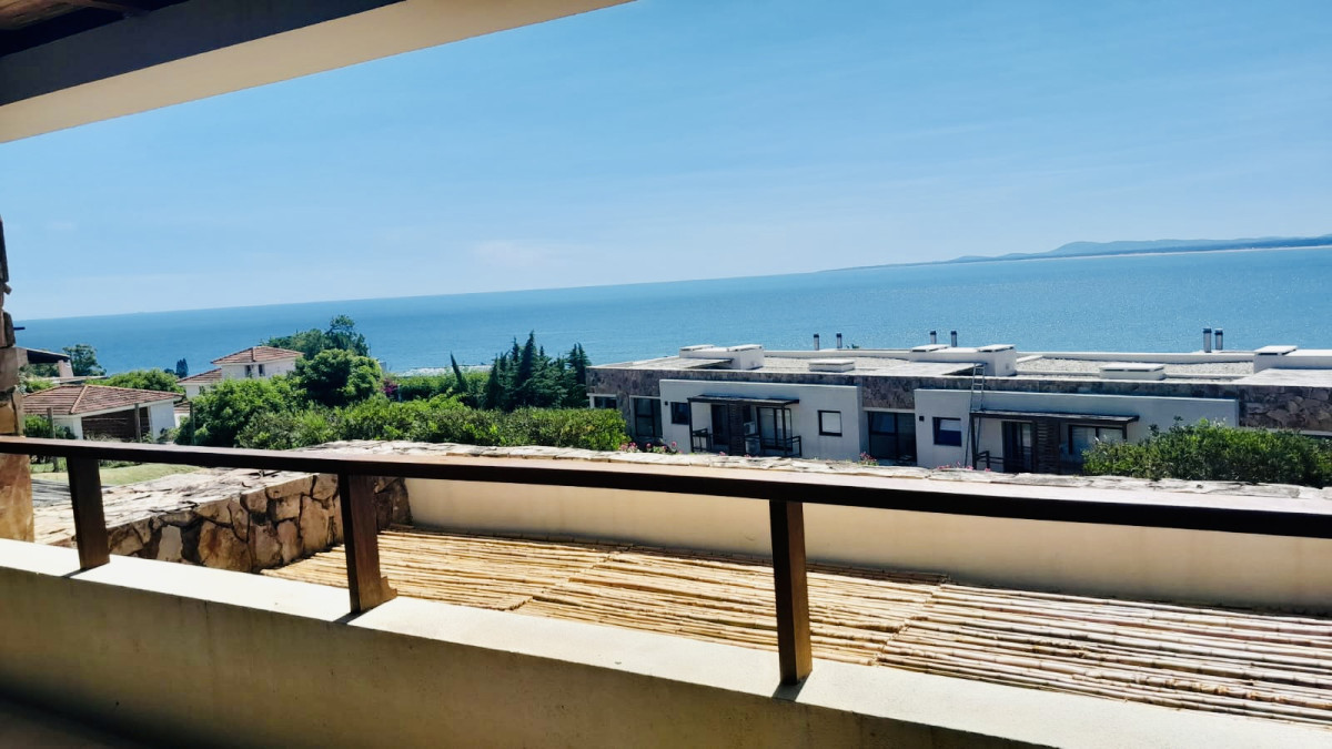 Venta de apartamento de dos dormitorios con dos baños en maravilloso complejo de Punta Ballena 