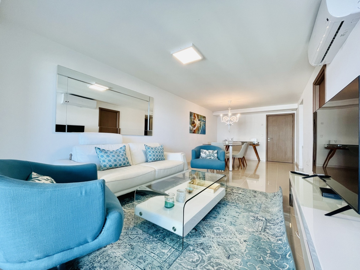 Apartamento piso alto con Vista de 3 Dormitorios y Parrillero en Playa Brava, Punta del Este 