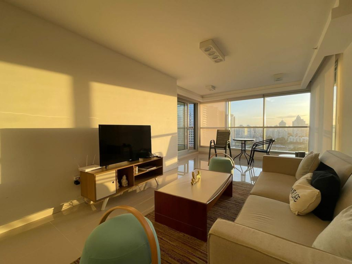 Apartamento de 2 dormitorios más dependencia y parrillero propio en alquiler de temporada torre moderna de playa Brava