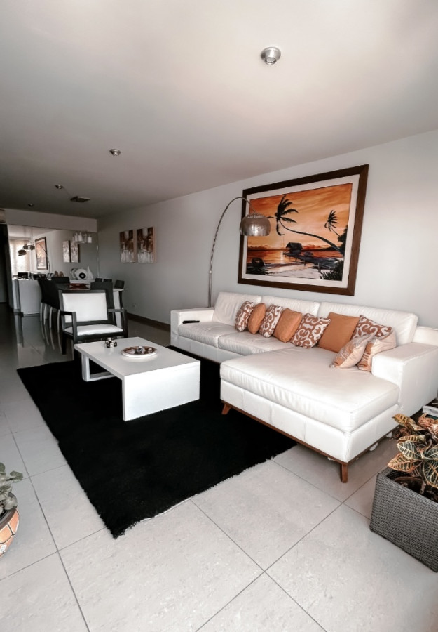 Apartamento de 2 dormitorios con 2 baños en alquiler por temporada torre moderna de Punta del este 