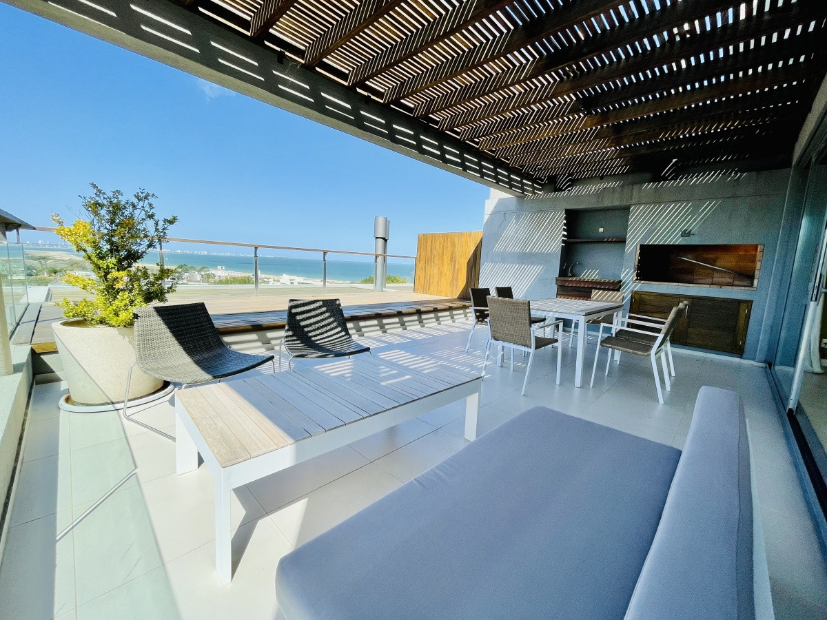 Venta OPORTUNIDAD de exclusivo departamento de tres dormitorios y Parrillero en Punta Ballena