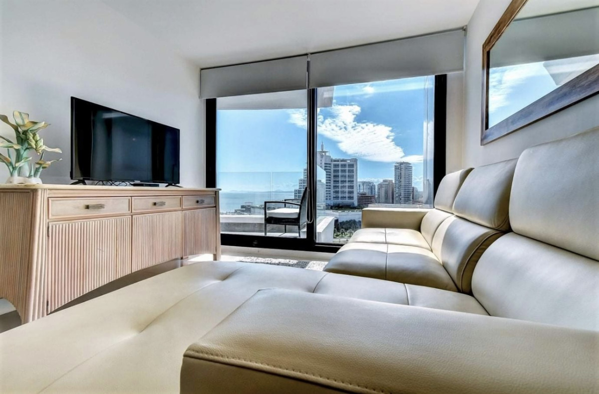 Venta y alquiler temporal de apartamento de dos dormitorios en edificio Art Tower, La Pastora, Punta del Este