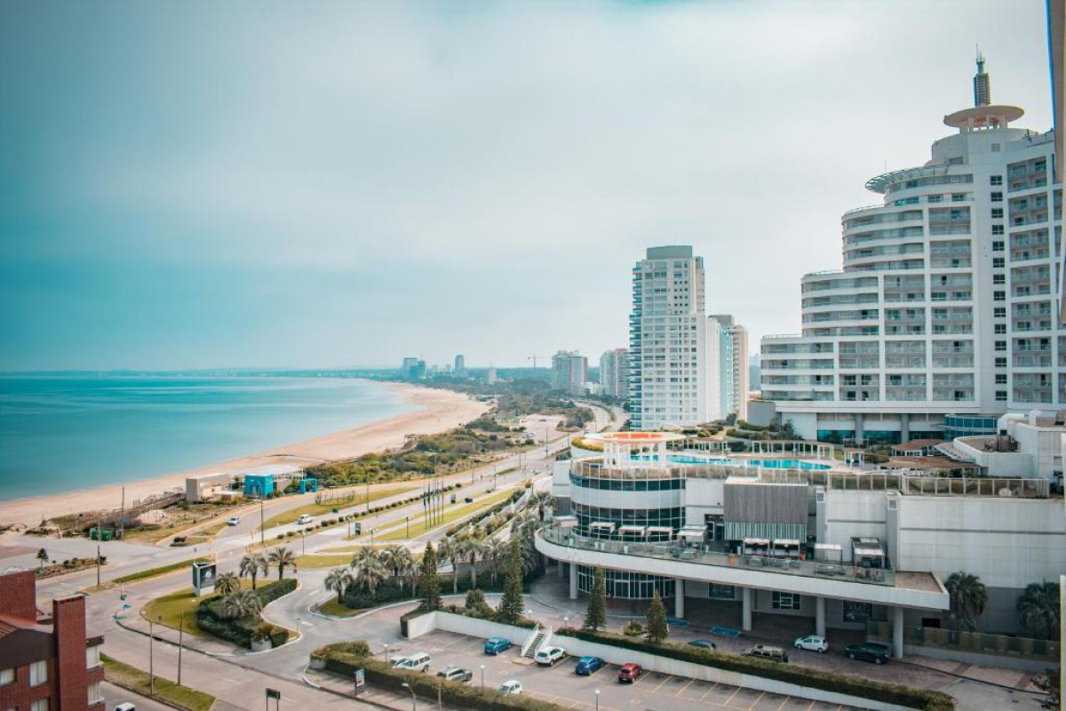 Moderno Apartamento de 3 Suites en Playa Mansa con Vista al Mar