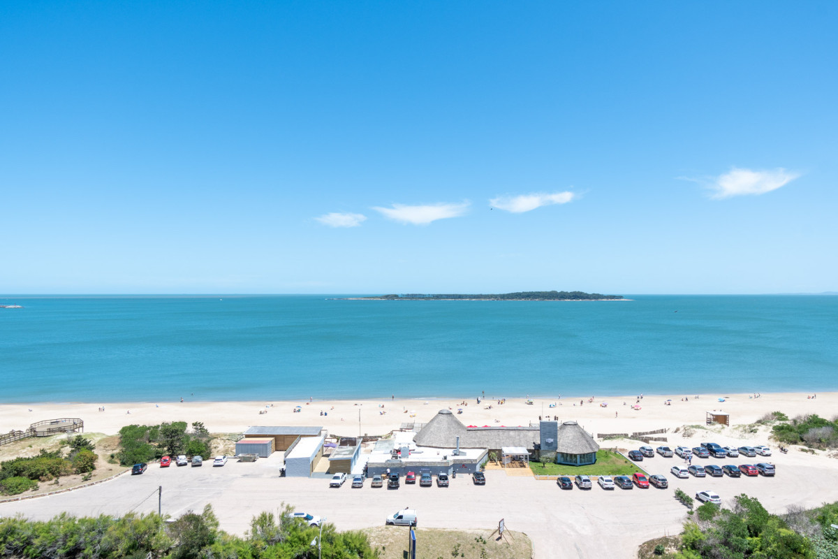 Alquiler temporario y venta de espectacular departamento esquinero al frente en edificio icónico frente al Mar, Playa Mansa, Punta del Este 