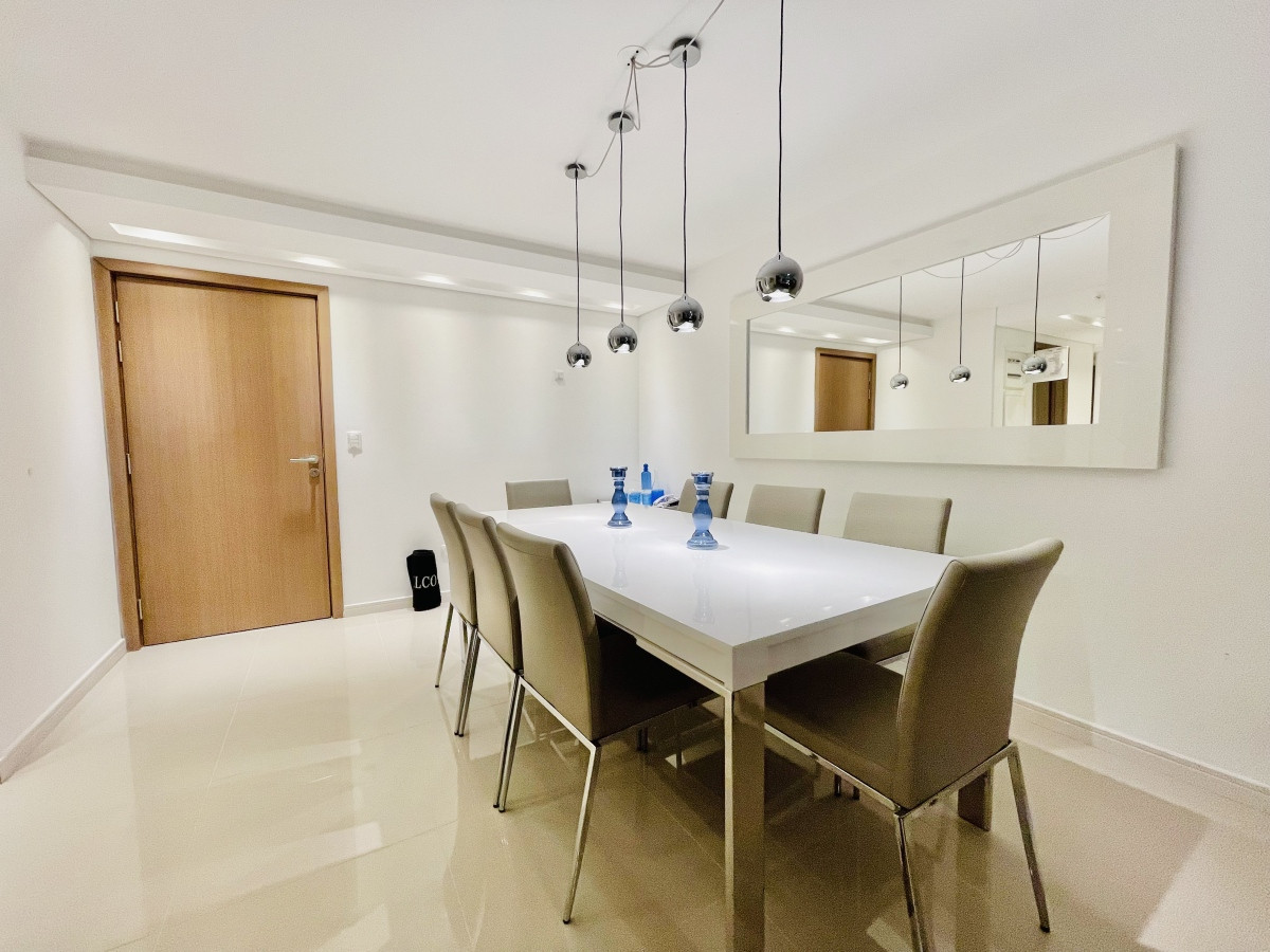 Apartamento de 3 Dormitorios y Dependencia, con Parrillero y Vista en Playa Brava, Punta del Este 