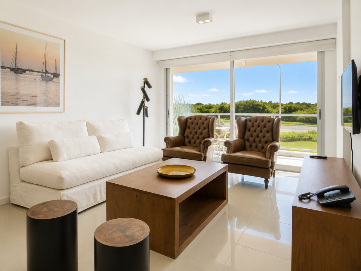 Apartamento de 3 Dormitorios Primera Línea del Mar, Playa Brava Punta del Este
