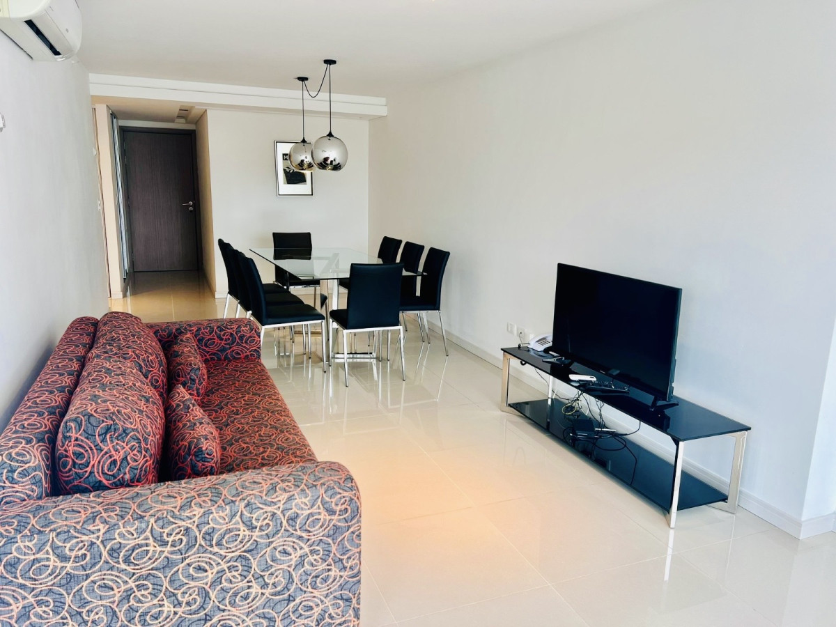 Apartamento de 2 Dormitorios + Servicio en Playa Brava