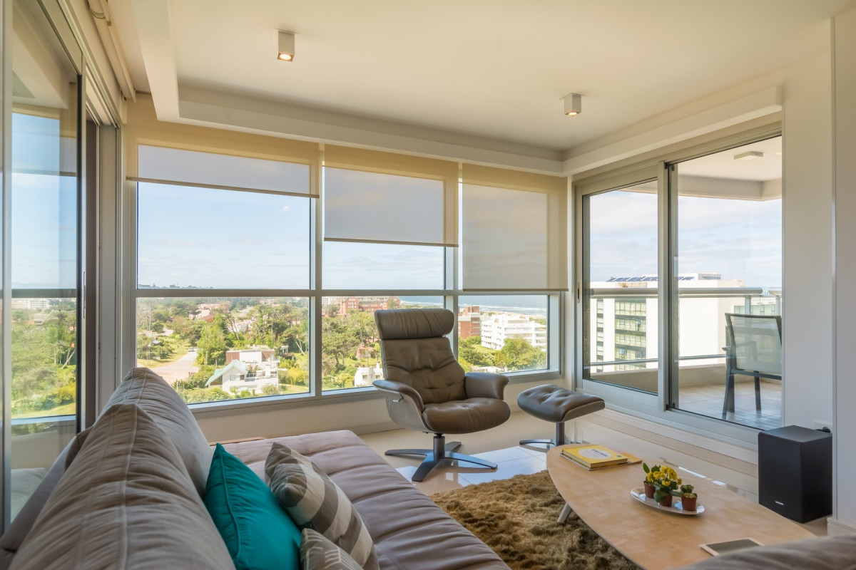 Excelente Apartamento de 2 Dormitorios + Servicio en Brava con Vista al Mar