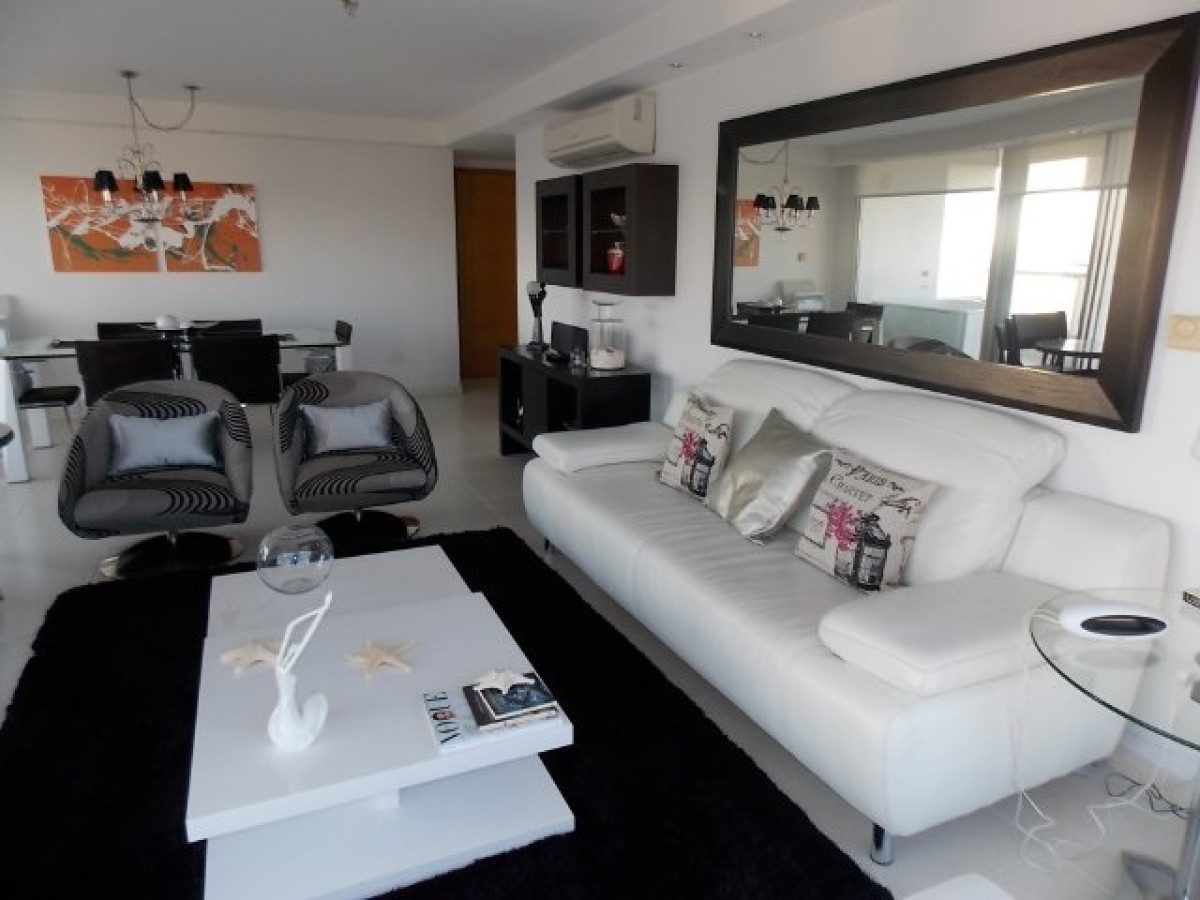 Venta  de apartamento esquinero de tres dormitorios en Playa Mansa