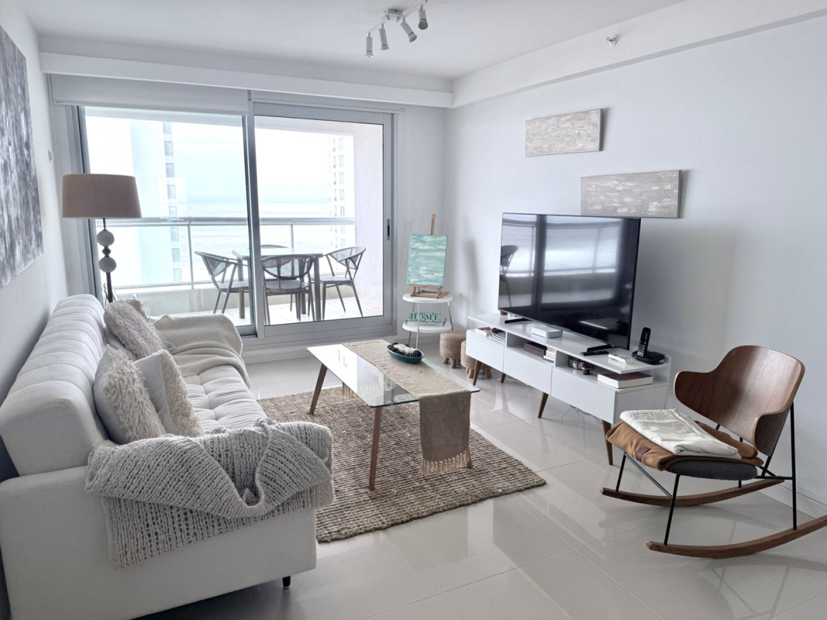 Apartamento de 2 Dormitorios en Frente a Playa Brava - Punta del Este