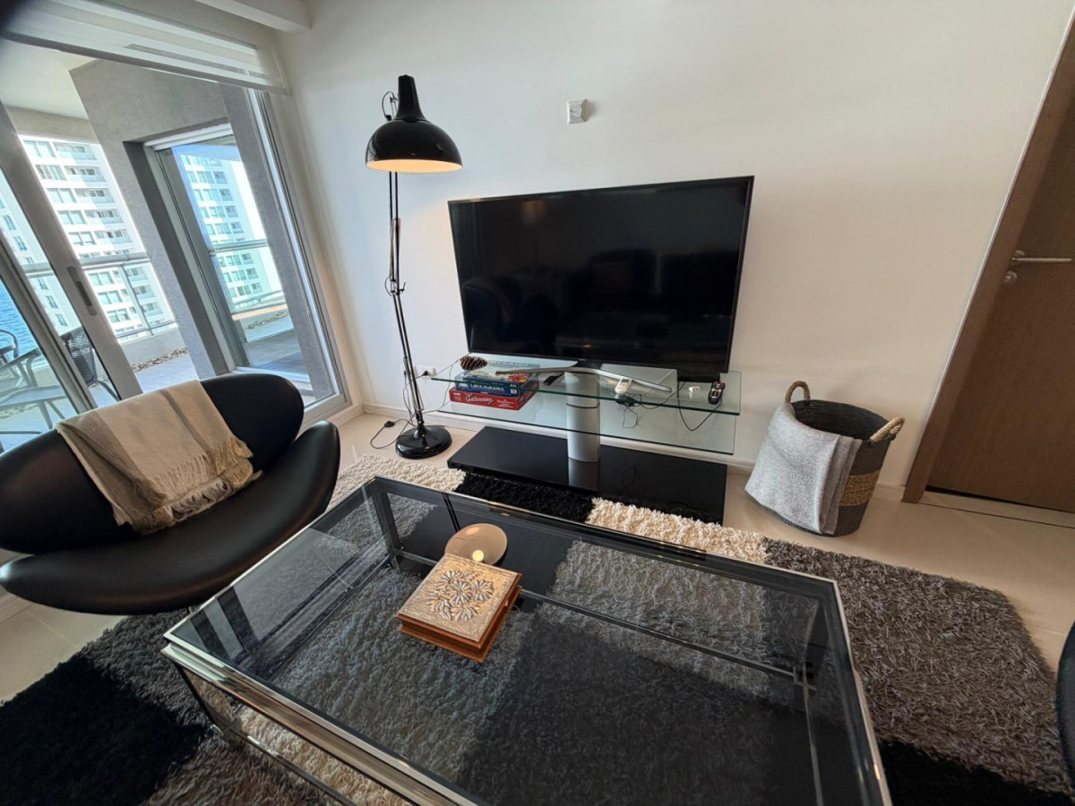 Apartamento de 3 dormitorios más dependencia y parrillero propio en Torre de categoría en playa Brava